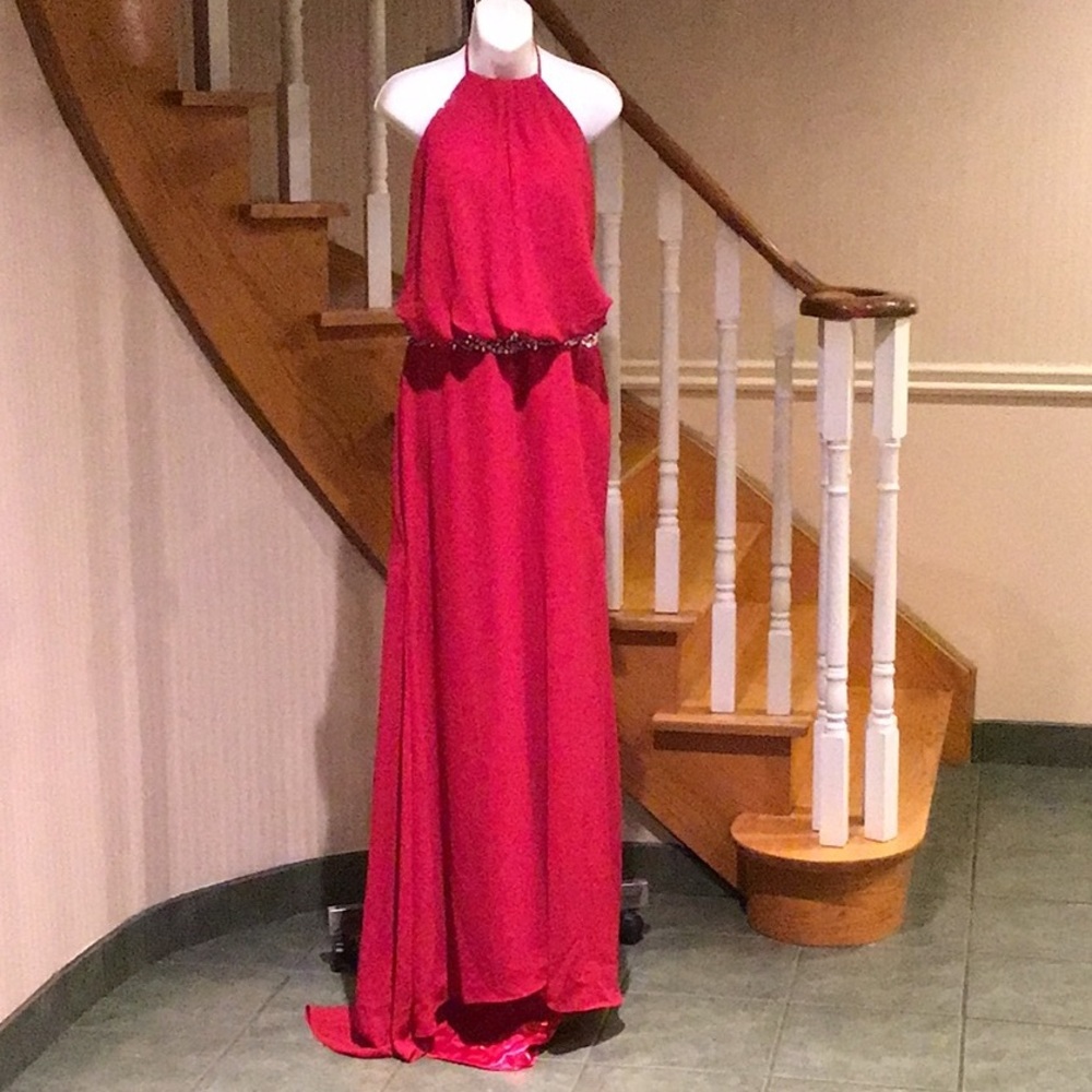 💕Host Pick💕⬇️Price Drop⬇️NWOT Red halter Long evening gown with rhinestones